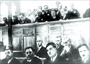 1930 – İstanbul Belediyesi Meclis Salonu’nun dinleyici bölümünde toplantıyı izlerken