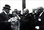 1937 – Ulaştırma Bakanı Ali Çetinkaya (sağ başta) ve Sabiha Gökçen’le Diyarbakır’da yapılan açıklamayı dinlerken 