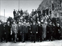 1937 – Atatürk ve Doğu Anadolu seyahatine katılan beraberindeki devlet adamları (Bayar, Ş.Kaya, A.Çetinkaya) ve Salih Bozok Afyon’da Zafer Anıtı önünde