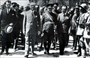 1938 – Mersin’de tören birliğini denetliyor. Sağında Vali Rünettin Nasuhioğlu, solunda Gen. Hakkı Akoğuz görülmektedir