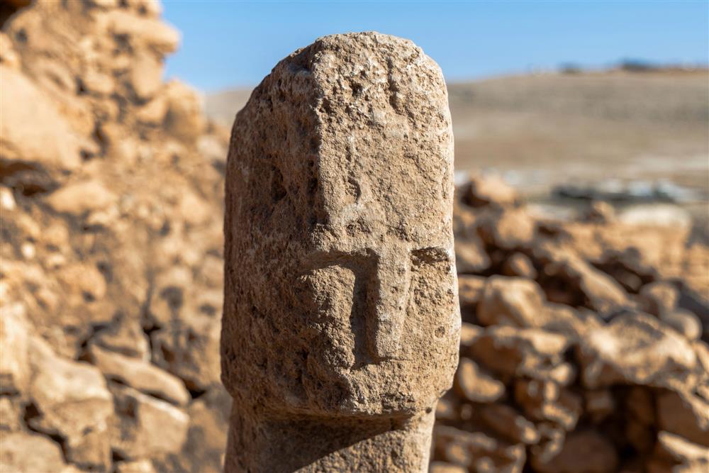 BAKAN ERSOY DUYURDU! KARAHANTEPE'DE İNSAN YÜZLÜ T BİÇİMLİ DİKİLİTAŞ BULUNDU